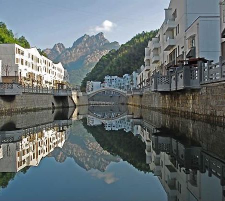 Yellow Mountain Bridge Over River Inn Huangshan Exterior photo